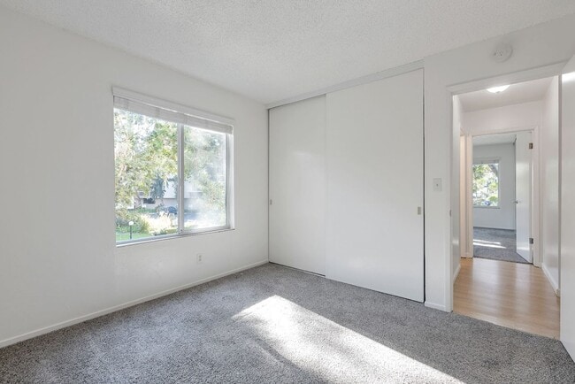 Building Photo - 955 Shorepoint Ct