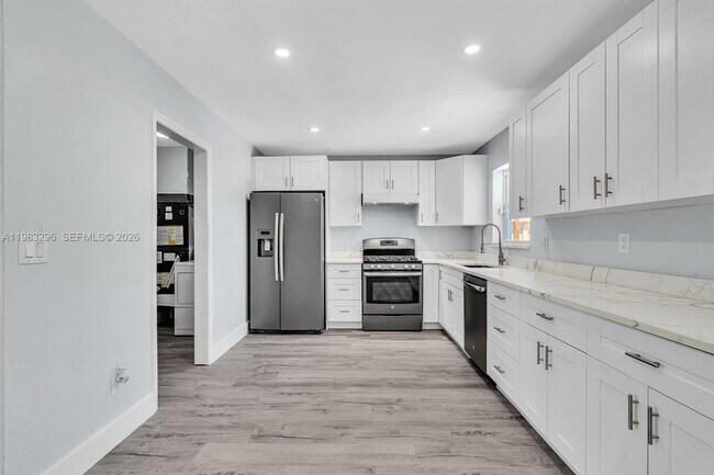 Building Photo - 2920 NE 8th Terrace