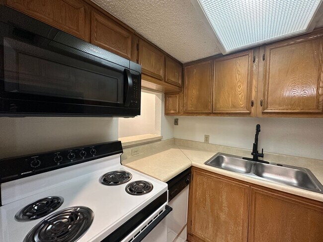 Building Photo - 1/1 Apartment in Hyde Park