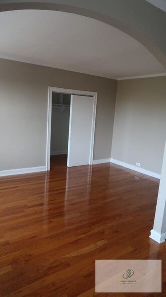 Building Photo - 1209 W Sherwin Ave