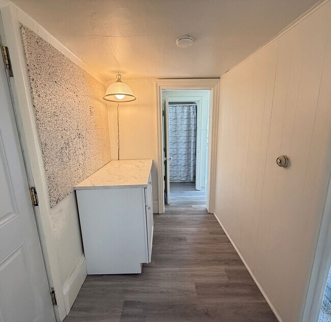 Building Photo - Freshly Renovated 1-Bedroom-Convenient Loc...
