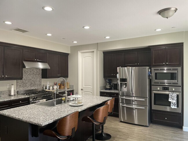 Building Photo - 1563 Silver Shadow Dr