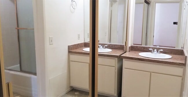 Building Photo - Luxurious 2 Bedroom, 2 Bath Condo in the Heart of Prime Hollywood