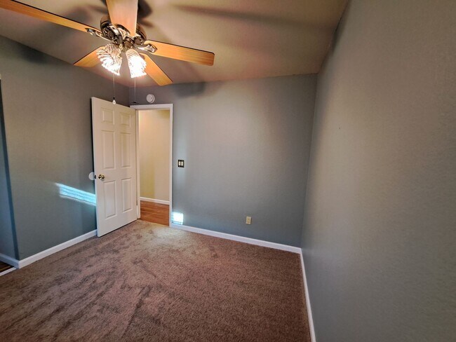 Building Photo - 143 Buttercup Cir