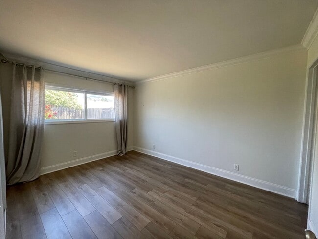 Building Photo - Upgraded 3 Bed, 2 Bath with large family room!