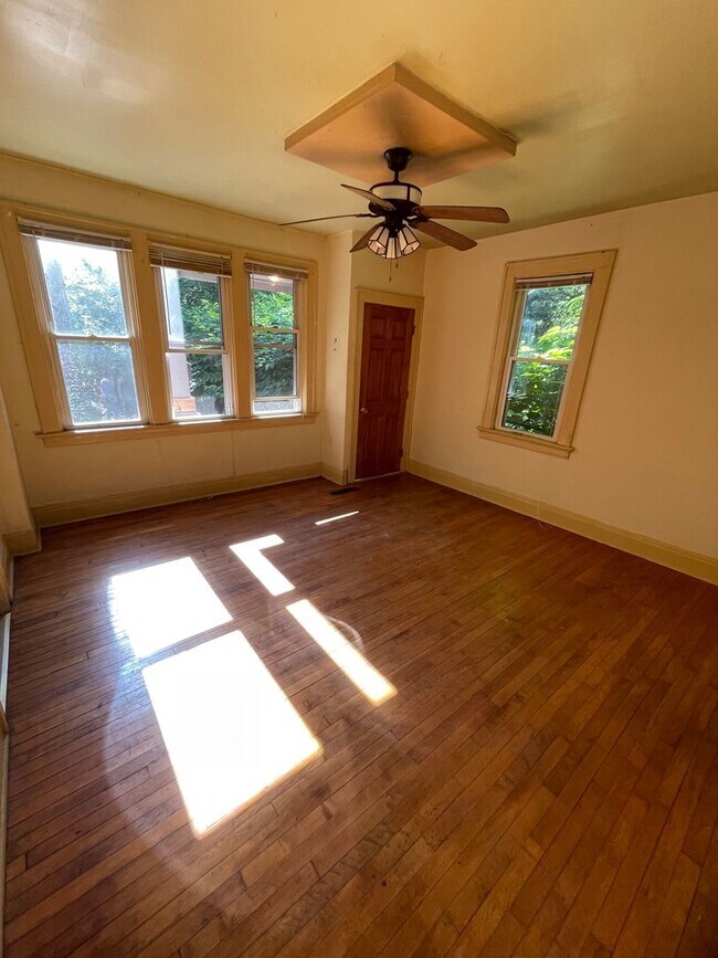 Building Photo - 3 Bedroom 1 Bath in the heart of Lower Eas...