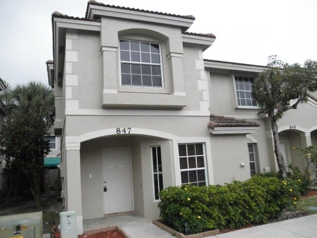 Building Photo - 847 Summit Lake Dr