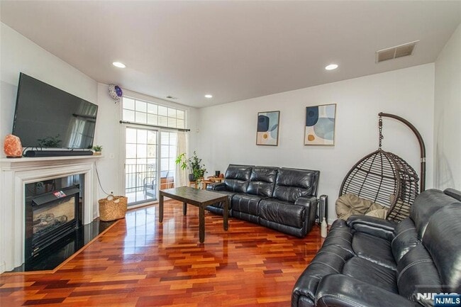 Building Photo - 115 Kensington Ln