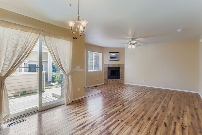Building Photo - Check out this 2 bed 3 1/2 bath NOW!