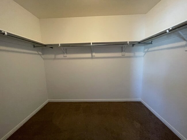 Building Photo - 1118 Stonehaven Dr