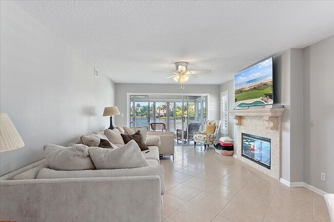 Building Photo - Fabulous Condo in The Pointe!