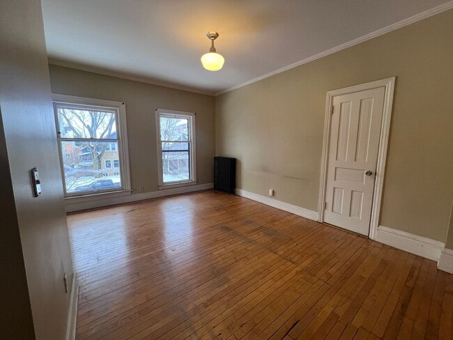Building Photo - Adorable Two Bedroom Upper in Heritage Hill!