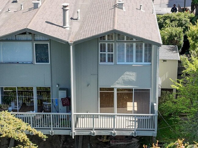 Building Photo - 32 Ross Rd