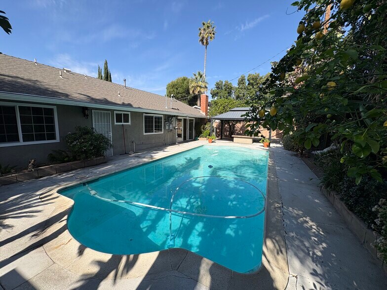 Building Photo - 8216 Glade Ave