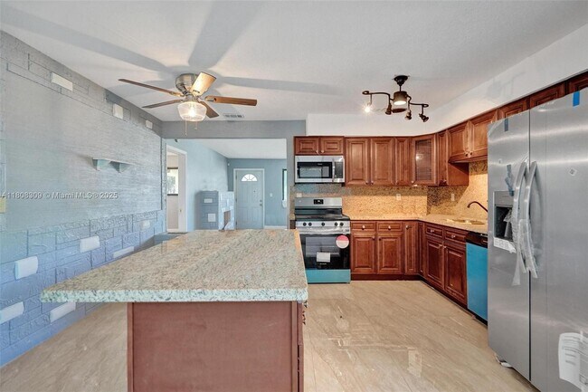 Building Photo - 2890 SW 9th St