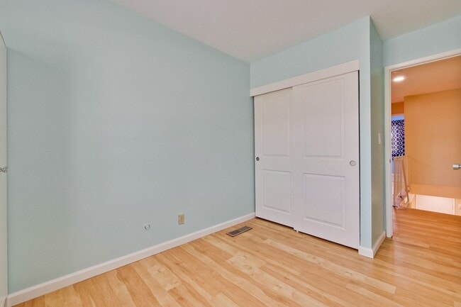 Building Photo - Beautiful 4 Bed 2.5 Bath Town Home in Fremont Northgate Area !