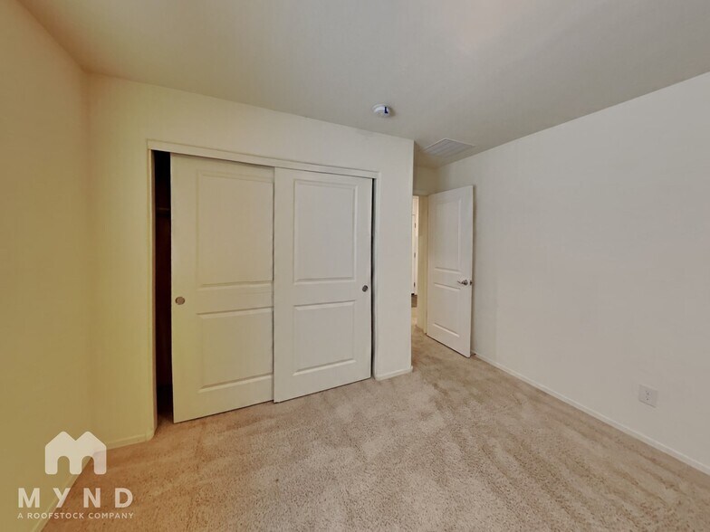 Building Photo - 282 S Oak St