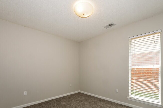 Building Photo - 5378 Russell Dr