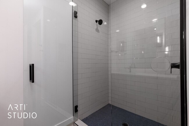 Building Photo - Beautiful 6 Bedroom 4.5 Bathroom Home in D...