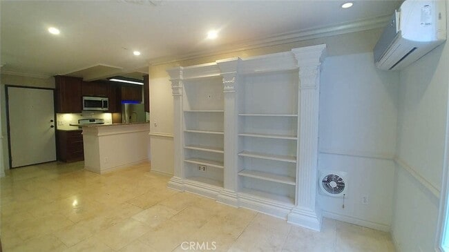 Building Photo - 2020 Beachwood Dr