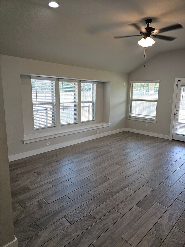 Building Photo - $500 discount for Lease signed in June!