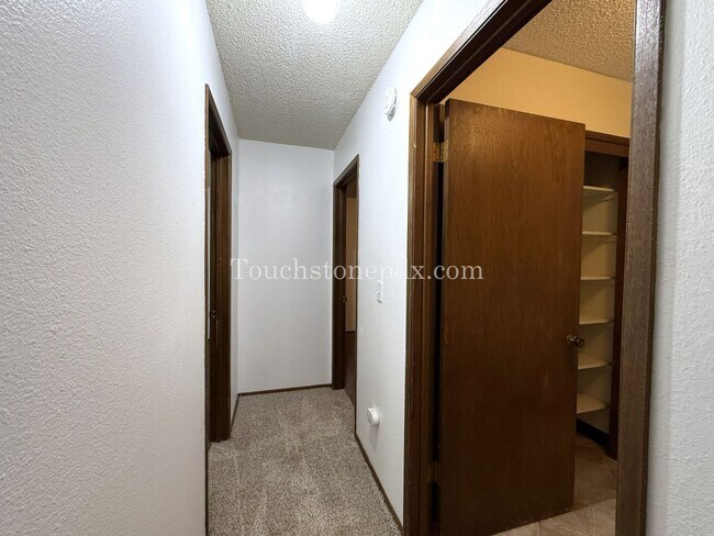 Building Photo - Cozy 2BD Apartment with Patio, East Portland