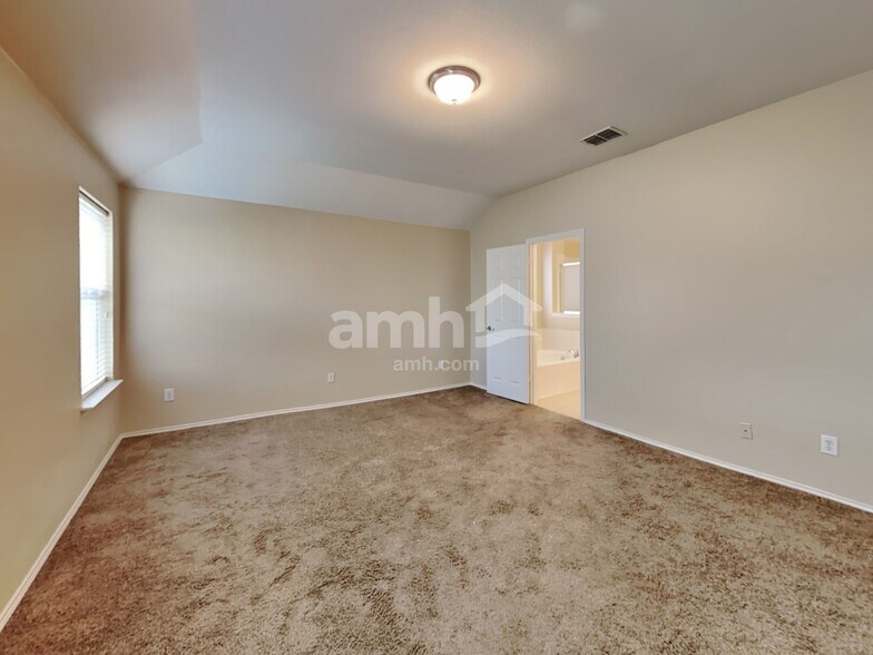 Building Photo - 13321 Evergreen Dr