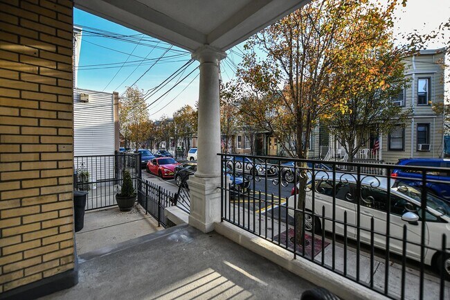 Building Photo - 722 27th St