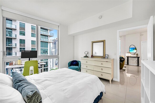 Building Photo - 1010 SW 2nd Ave