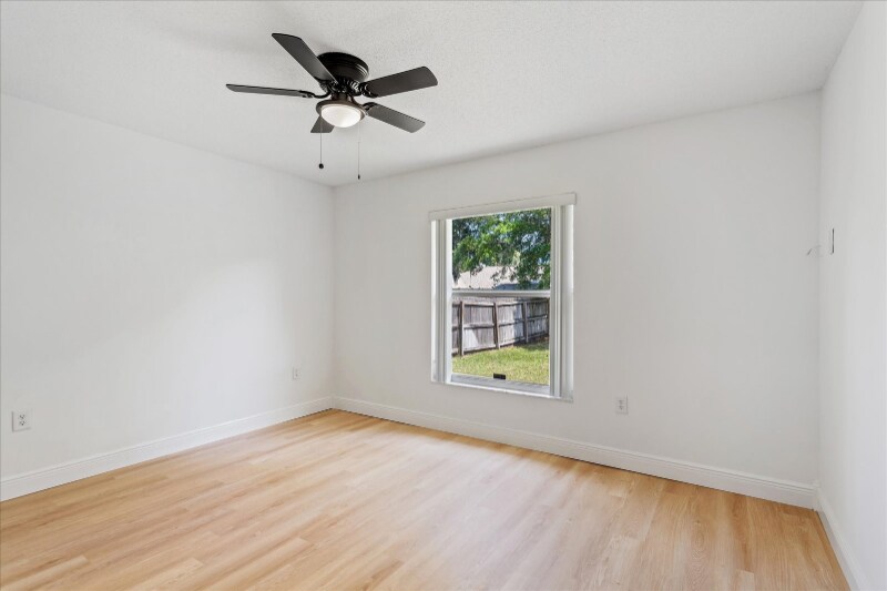 Building Photo - 311 Pine Tree Dr