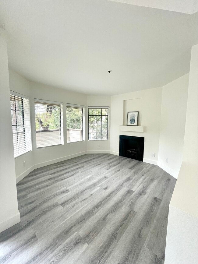 Building Photo - 2571 Plaza del Amo