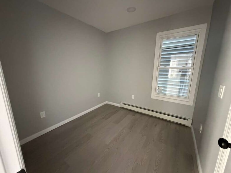 Building Photo - 17 E 15th St