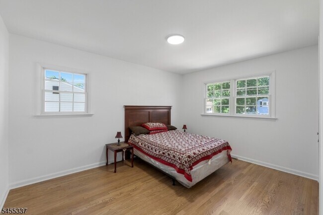 Building Photo - 33 Larchmont Rd