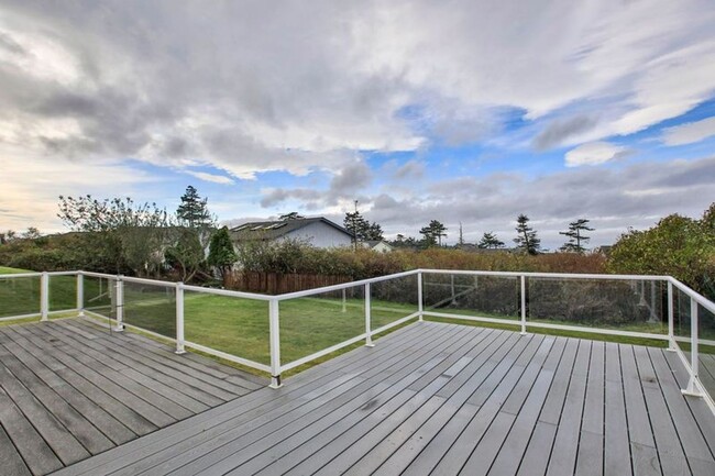 Building Photo - Lovely Home Located Off West Beach with View!