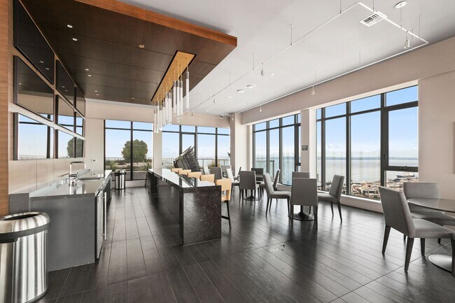 Building Photo - Stellar Denny Triangle Luxury Condo