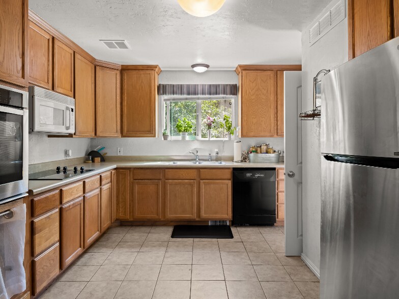 Building Photo - 544 E 600 N