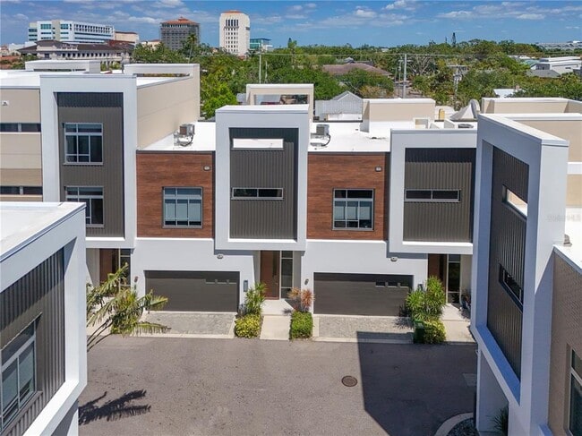 Primary Photo - 221 Cosmopolitan Ct
