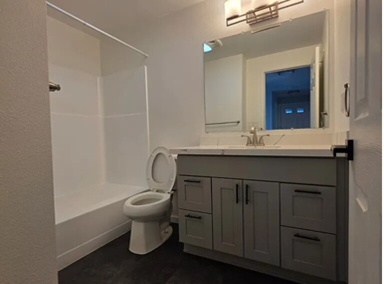 BATHROOM - 214 Portland Ct SW