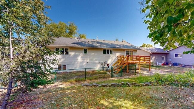 Building Photo - Spacious and Character-filled 5 BR 3 Bath ...