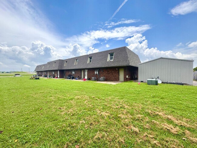 Building Photo - 2 Bedroom • 1.5 Bath • Townhouse Style Apa...