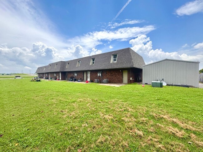 Building Photo - 2 Bedroom • 1.5 Bath • Townhouse Style Apartment in Newport