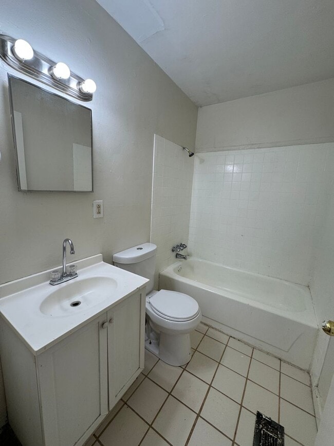 Building Photo - 2/1 House in East Rome with bonus room- $995