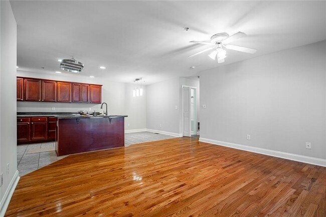 Building Photo - 402 Madison Ln S E