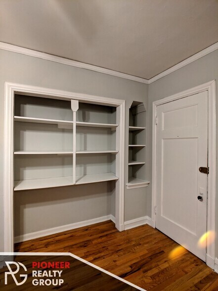 Building Photo - 837 W Wolfram St