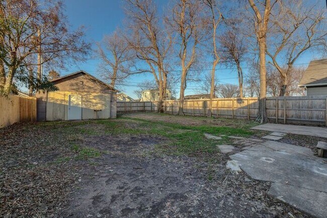 Building Photo - Dreamy Craftsman 3/2 Expertly Remolded