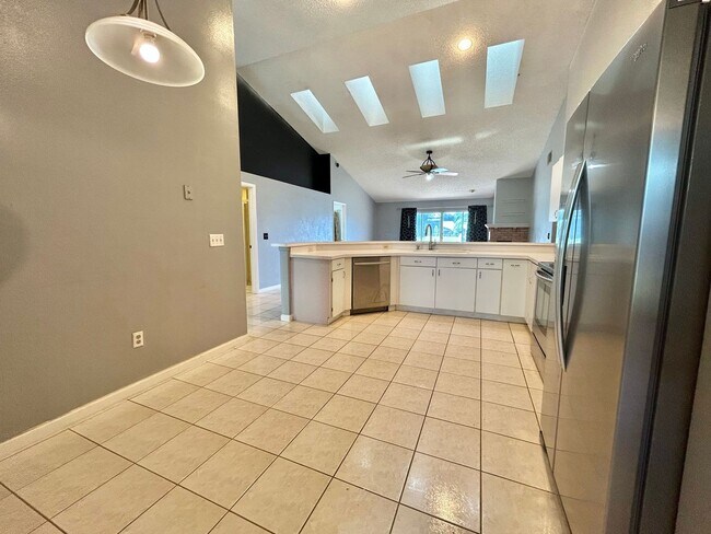 Building Photo - Waterfront Pool Home in Waterford Lakes