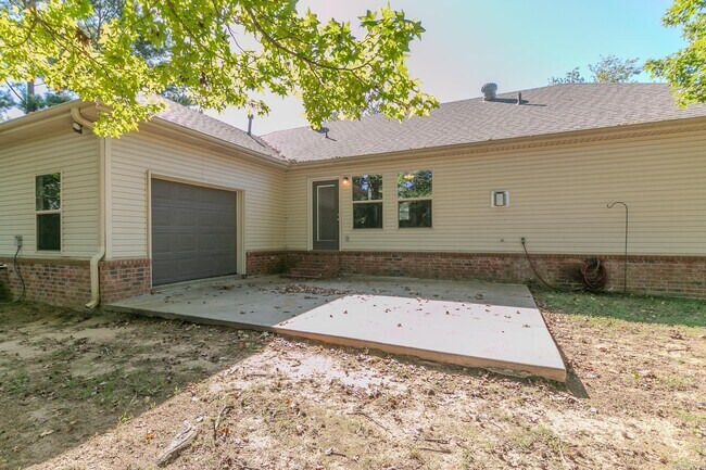 Building Photo - 12 Forest Dr