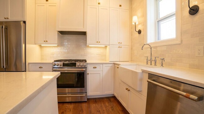 Building Photo - 2140 W Schiller St