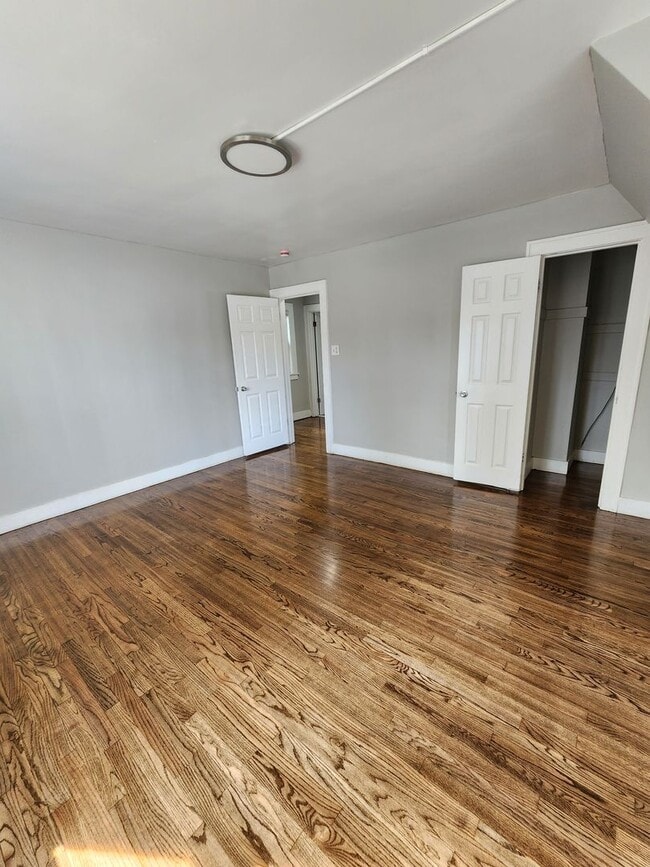Building Photo - Large Glen Park Home! Original Hardwood Fl...