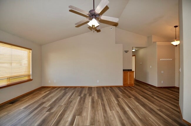 Building Photo - 3 bed 2 bath rancher with office